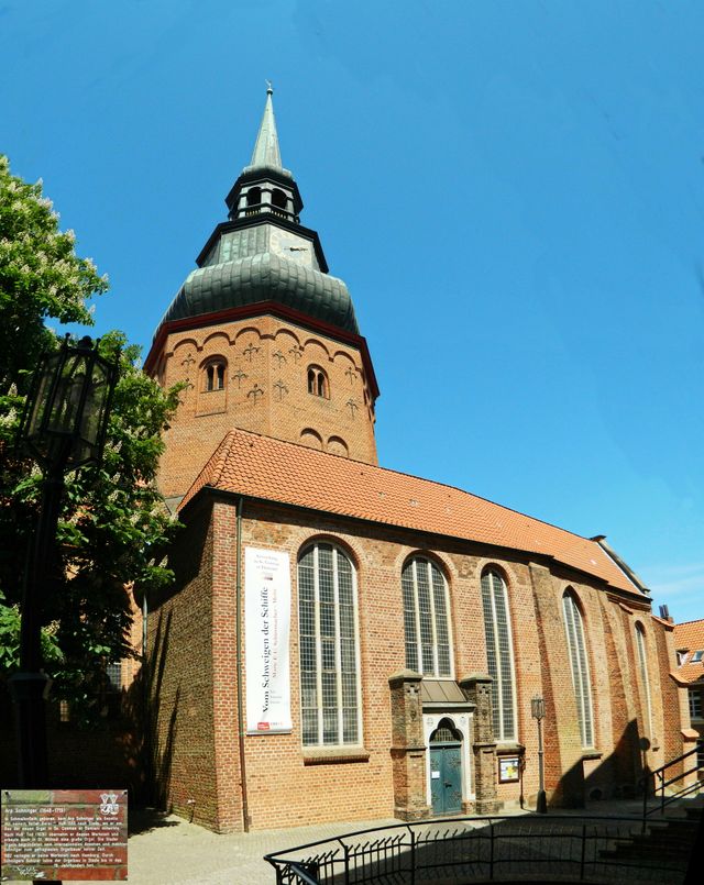 St. Cosmae et Damiani — der Turm über der Stadt und die Orgel, die Schnitger berühmt machte