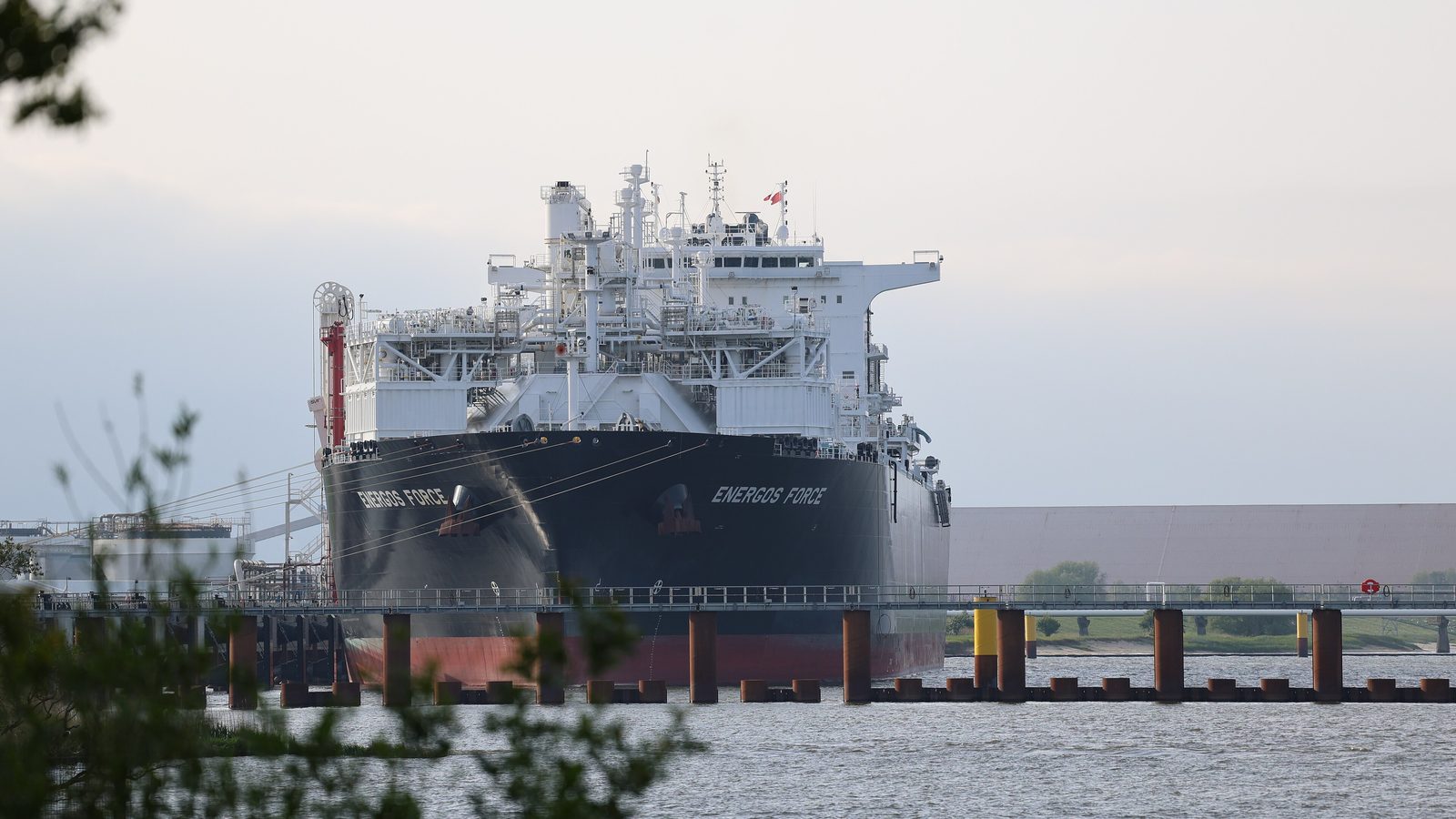 Das LNG-Terminalschiff „Energos Force“ im Industriehafen