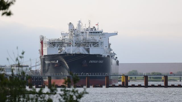 Das LNG-Terminalschiff „Energos Force“ im Industriehafen