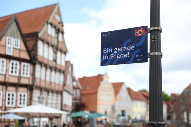 Blick über den Alten Hansehafen auf die Häuserzeile