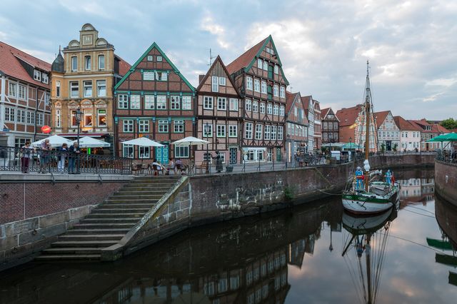 Der Alte Hansehafen mit den Kaufmannshäusern am Wasser West