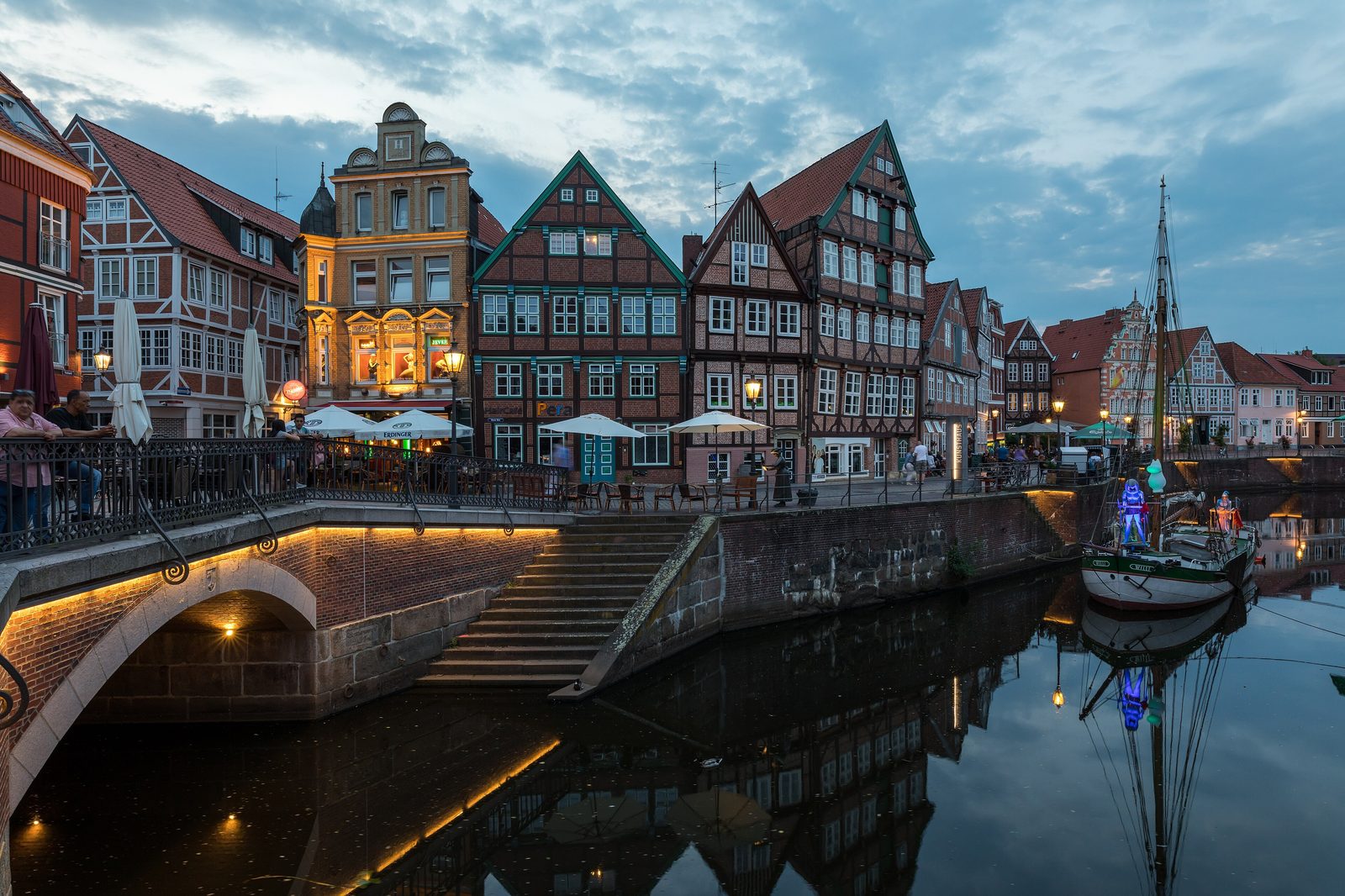Der Hansehafen in der Abenddämmerung
