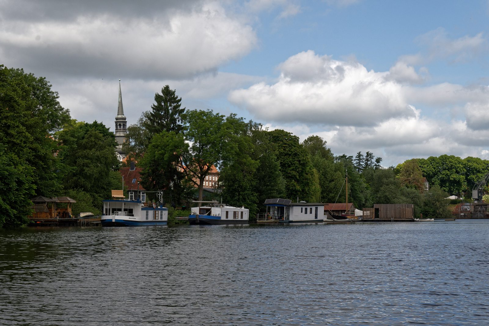Die Schwinge am Holzhafen mit Blick auf die Stadt