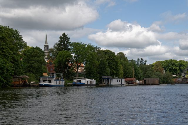 Die Schwinge am Holzhafen mit Blick auf die Stadt