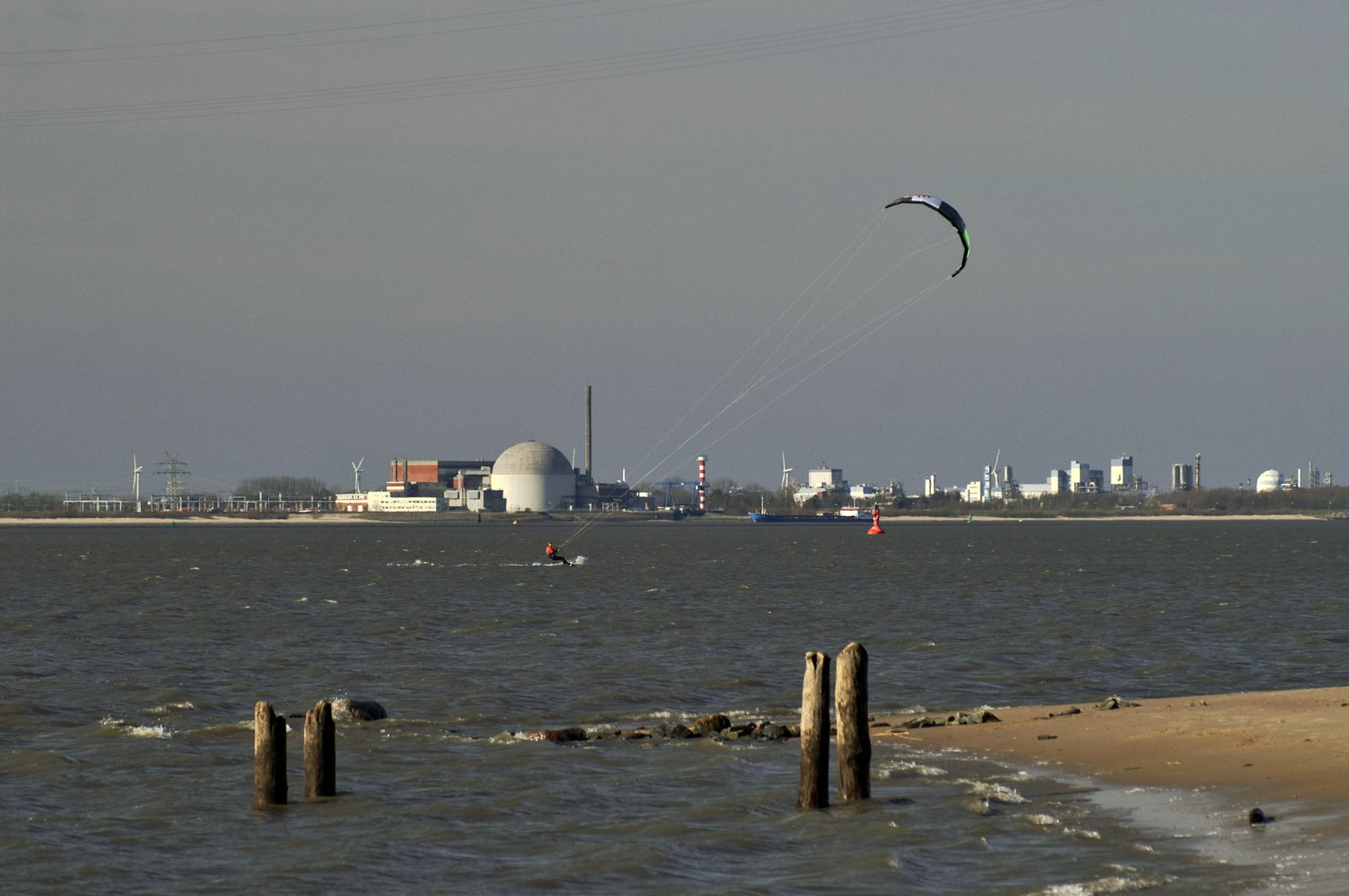 Kitesurfer auf der Elbe