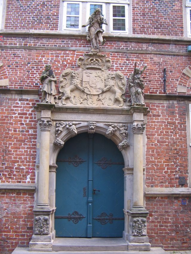 Das barocke Portal des Alten Rathauses