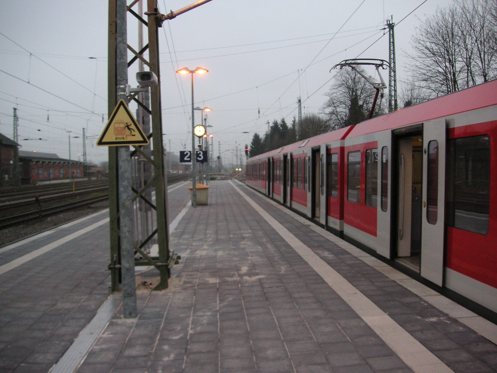 Pociąg S-Bahn na dworcu w Stade po przebudowie w 2007 r.