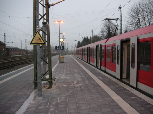 S-Bahn-Zug im Bahnhof Stade nach dem Umbau 2007