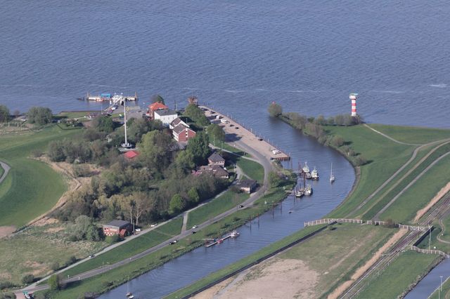 Die Mündung der Schwinge in die Elbe bei Stadersand