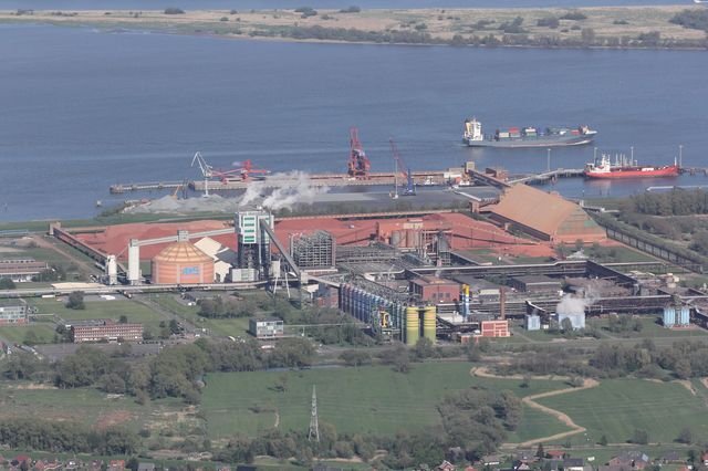 Seehafen und Industriegebiet Bützfleth