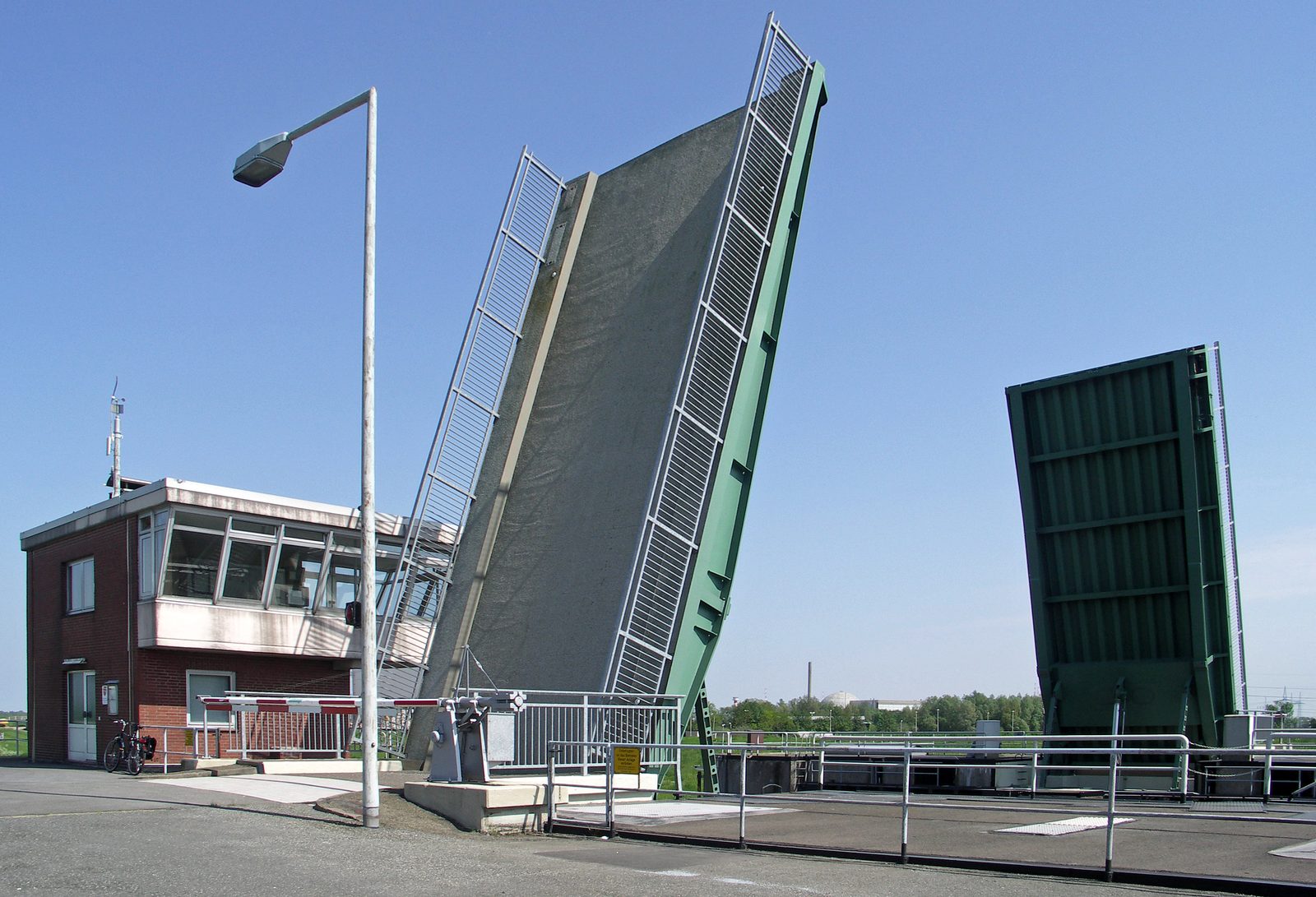Das Schwingesperrwerk an der Mündung