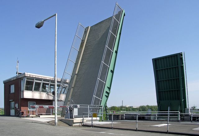 Das Schwingesperrwerk an der Mündung