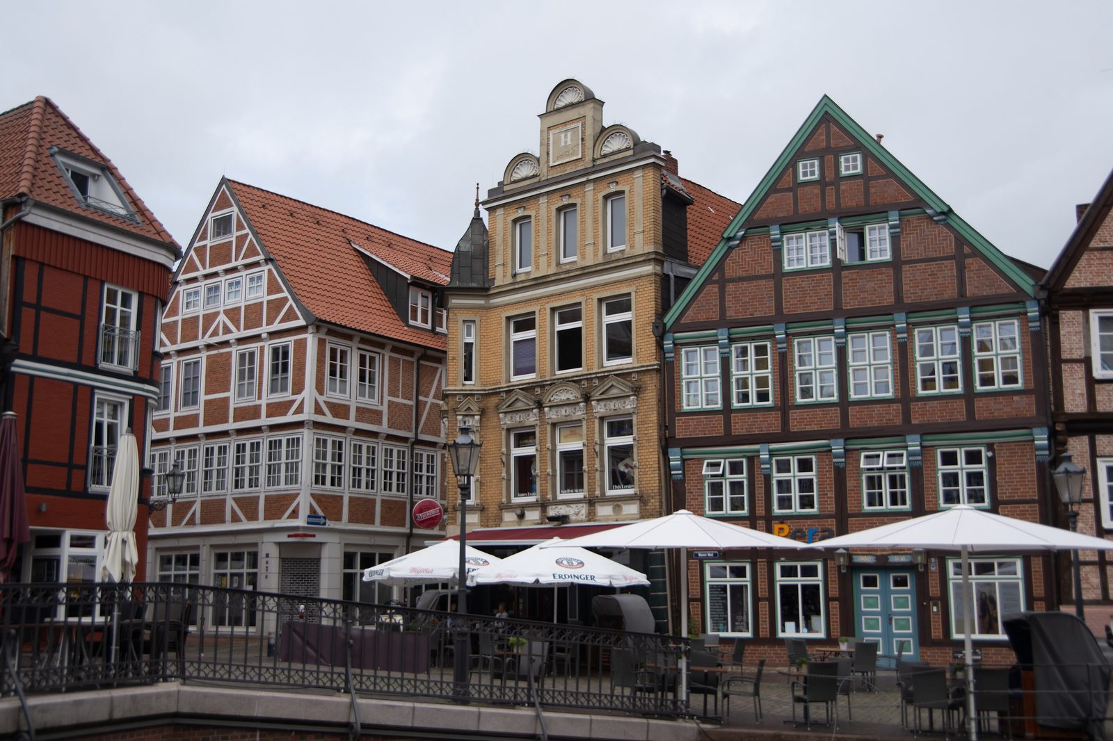 Giebelhäuser und Cafés am Wasser West