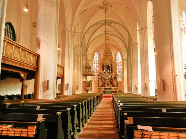 Der Innenraum von St. Wilhadi