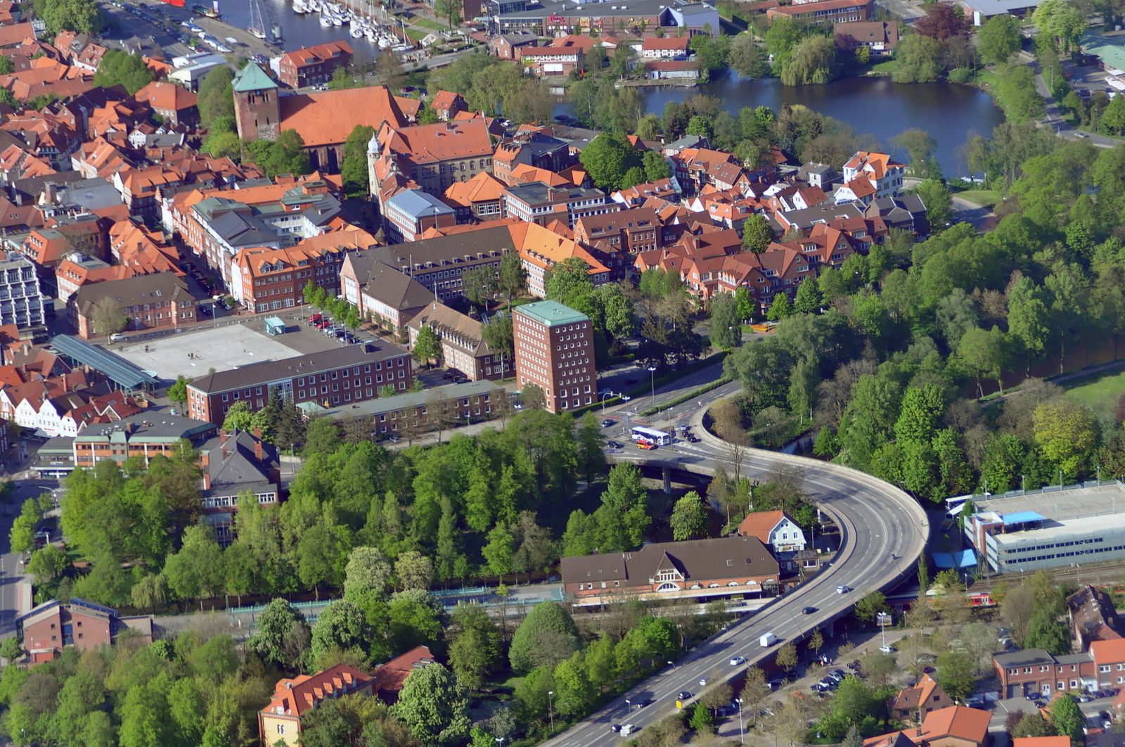 Luftbild: St. Wilhadi, Bahnhof und Hansebrücke
