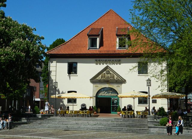 Zeughaus, Wall und Burggraben — was von der Schwedenfestung Stade übrig blieb